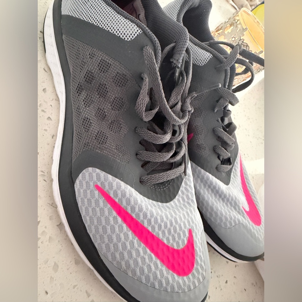 Nike Women's Athletic Shoes in Gray and Pink